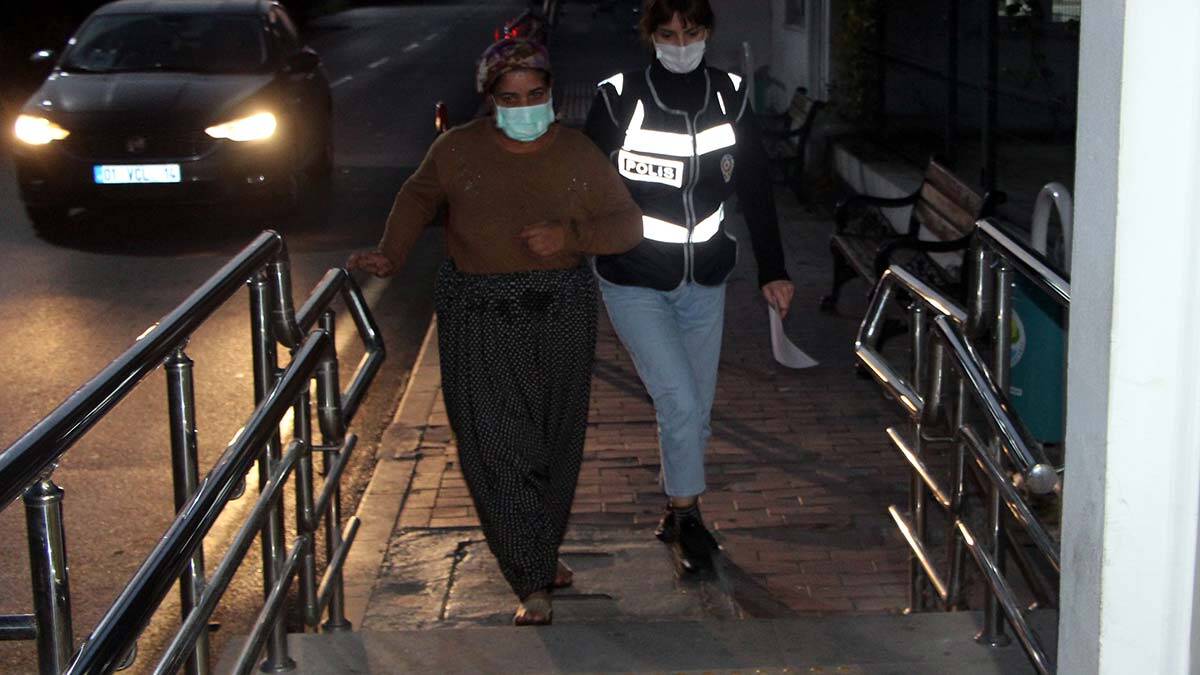 Sağlık kontrolünden geçirilen firariler, Emniyet Müdürlüğü'ndeki işlemlerin ardından adliyeye götürülecek.