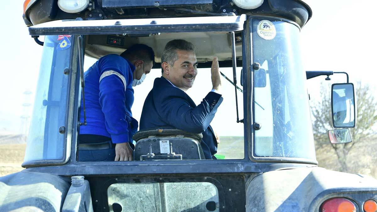 Murat Köse, ata yadigarı buğday tohumu ekti