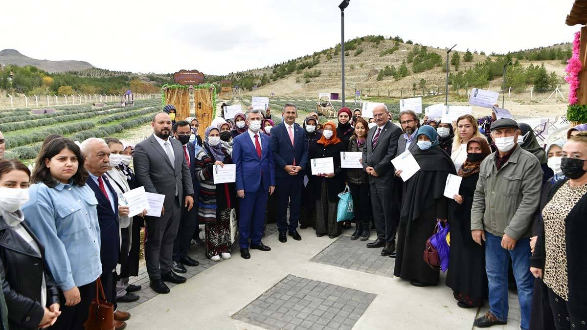 Mamak Belediye Başkanı Murat Köse, Mamak Kadın Kooperatifi (MAKKOP) aracılığı ile 50 girişimci kadına 100 arı kovanı hibe etti.