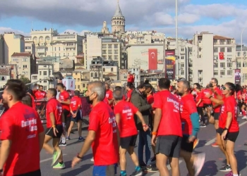 Galata Köprüsü'nde Cumhuriyet Koşusu düzenlendi