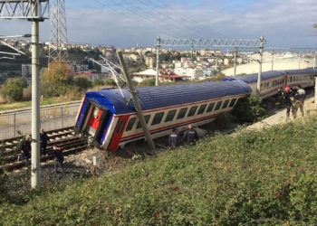 Gebze'de yolcu treninin 2 vagonu raydan çıktı