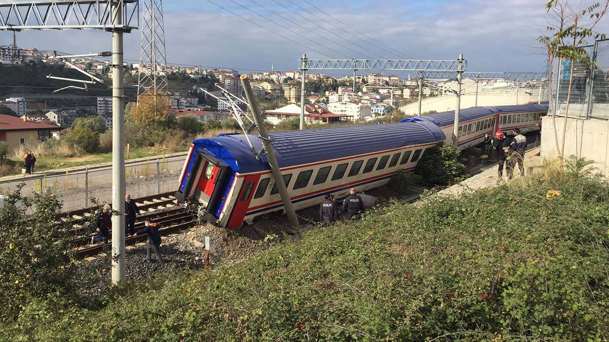 Gebze'de yolcu treninin 2 vagonu raydan çıktı