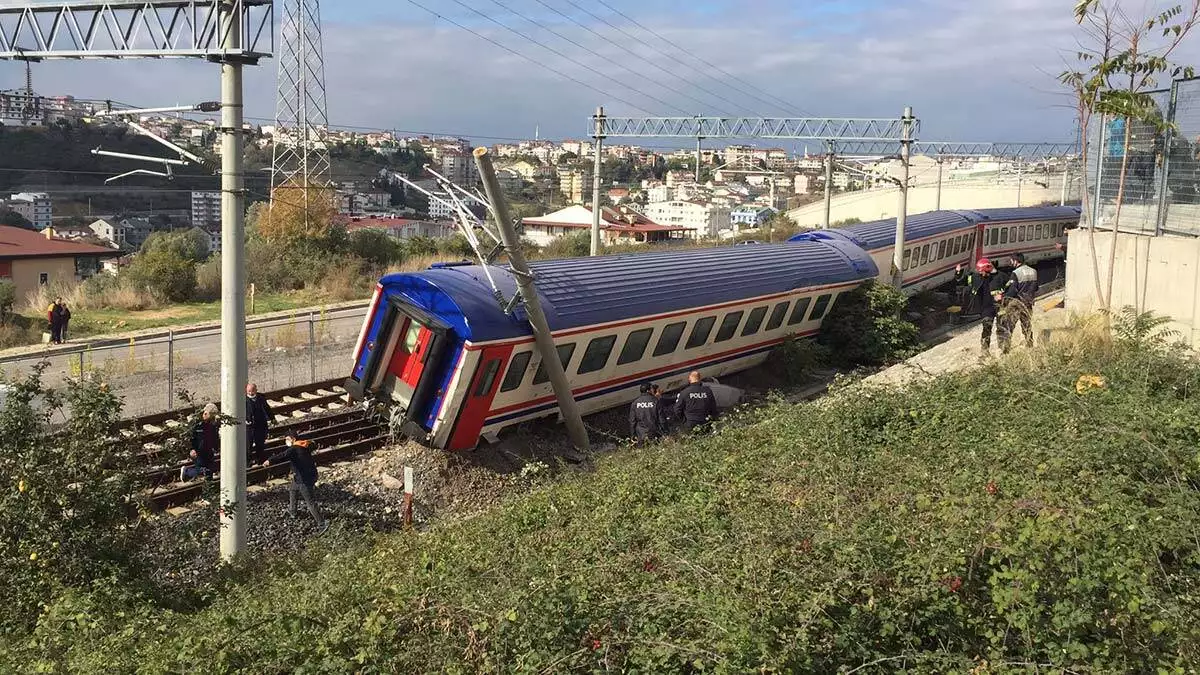 Gebze'de yolcu treninin 2 vagonu raydan çıktı