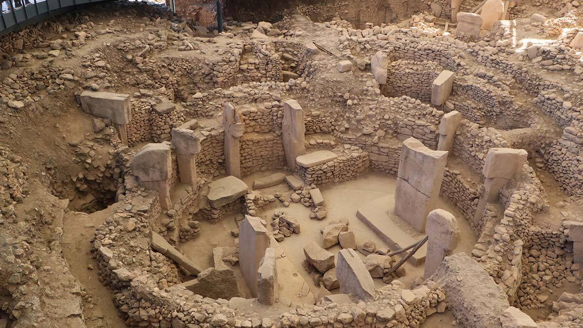  Ziyaretçiler neolitik döneme ait yabani hayvan figürlü 'T' biçimli dikili taşları ve tapınak kalıntılarını yakından görme fırsatını buldu 