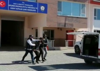 Göçmen kaçakçılarının evinde 55 bin 900 TL bulundu