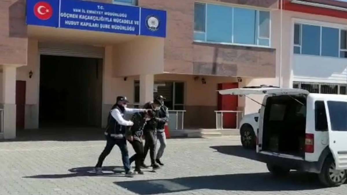 Göçmen kaçakçılarının evinde 55 bin 900 TL bulundu