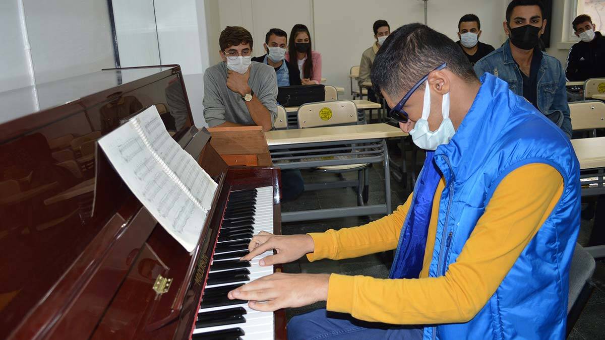 Görme engelli Mehmet 15 enstrüman çalıyor