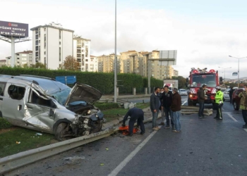 Hafif ticari araç bariyerlerde takla attı: 4 yaralı