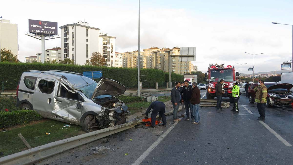 Hafif ticari araç bariyerlerde takla attı: 4 yaralı