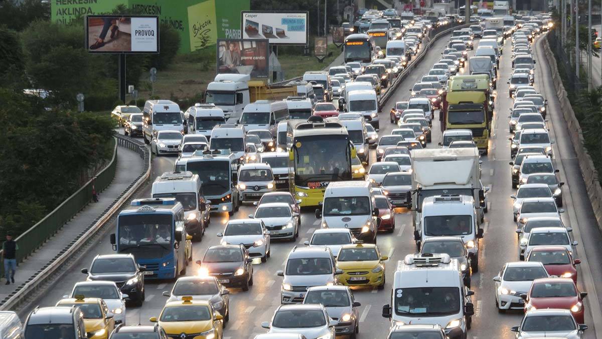 Haftaya trafikte yoğunluk ile başlandı