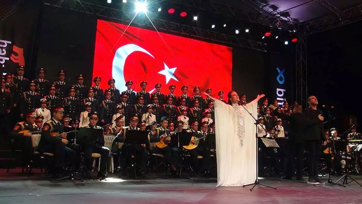 Haluk levent rus kizilordu korosu ile konser verdi - kültür ve sanat - haberton