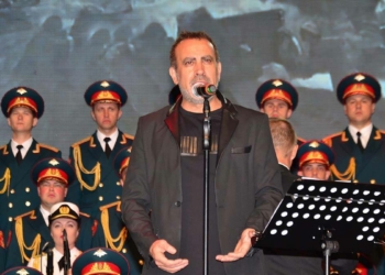 Haluk Levent Rus Kızılordu Korosu ile konser verdi