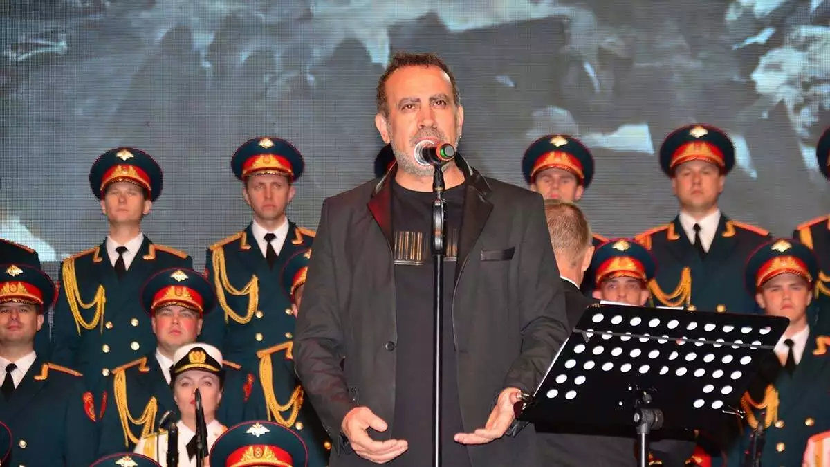 Haluk levent rus kızılordu korosu ile konser verdi