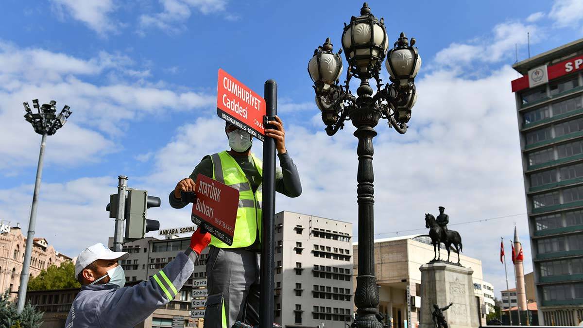 Tarihi değerlere sahip çıkan Büyükşehir Belediyesi, Başkentlilerin seçtiği yeni Ankara Fontu’nu cadde ve sokak tabelaları ile bina numaralarına uygulamaya başladı.