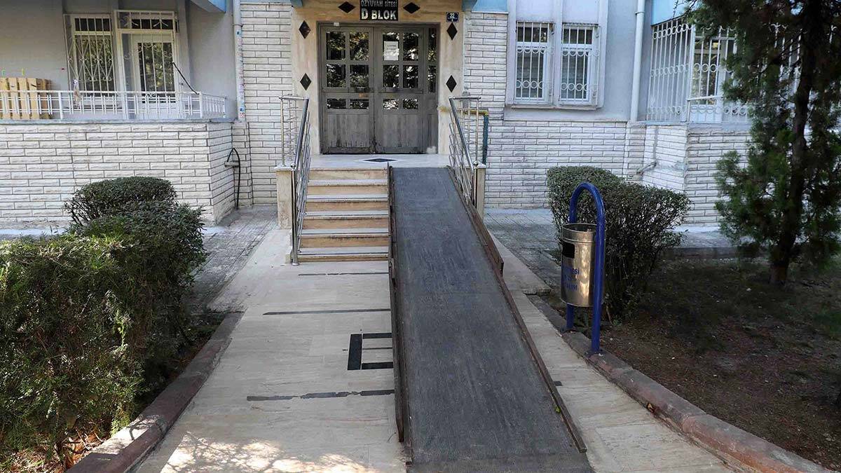 Yenimahalle Belediyesi'nden Emir'e engelli rampası
