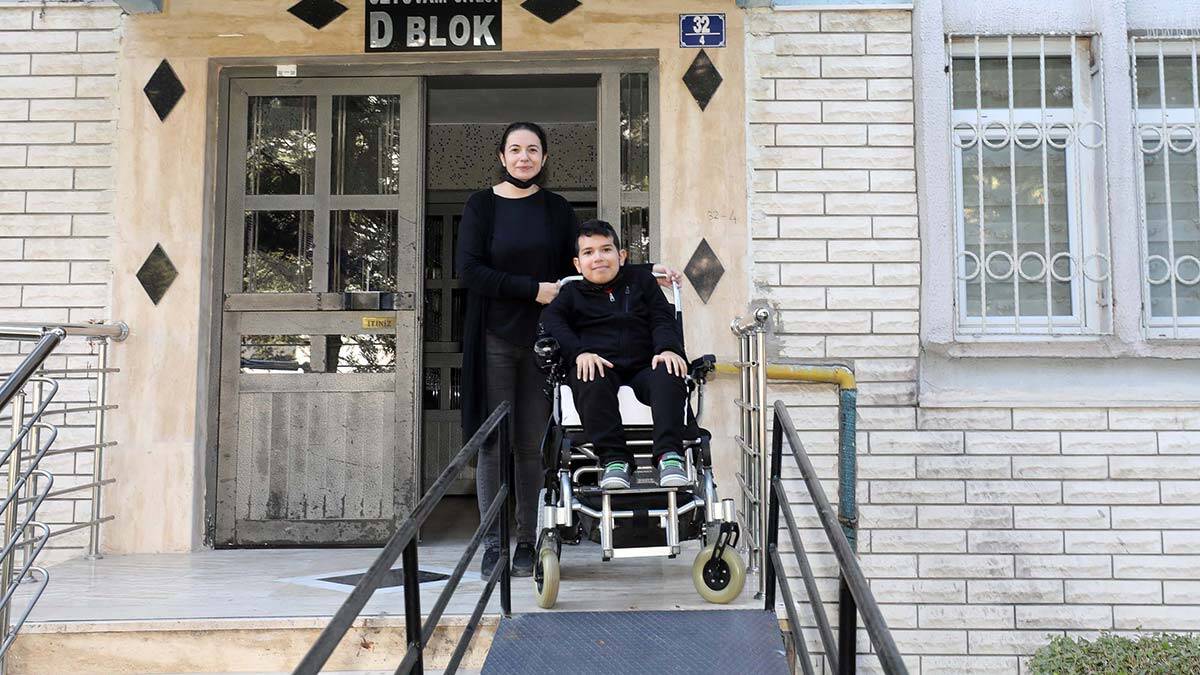 Yenimahalle Belediyesi'nden Emir'e engelli rampası