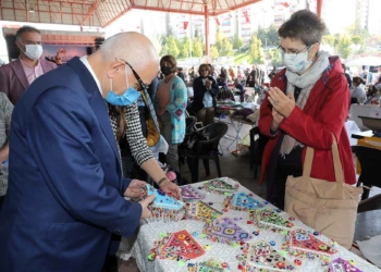 Yenimahalle Belediyesi ve Günebakanlar Kadın Kooperatifi işbirliğinde düzenlenen Kadın Emeği Pazarı’nda düzenlenen konser ile kadınlar hem eğlendi hem de ürünlerini satarak ticaret yaptı.
