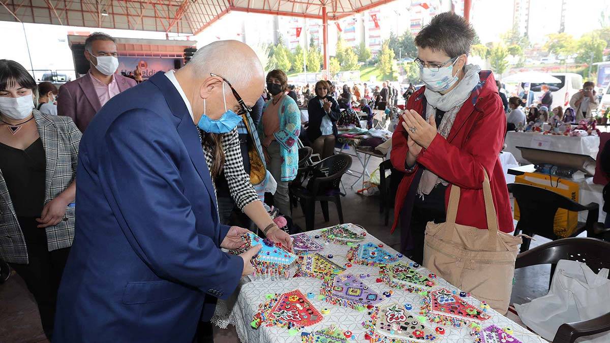 Yenimahalle Belediyesi ve Günebakanlar Kadın Kooperatifi işbirliğinde düzenlenen Kadın Emeği Pazarı’nda düzenlenen konser ile kadınlar hem eğlendi hem de ürünlerini satarak ticaret yaptı.