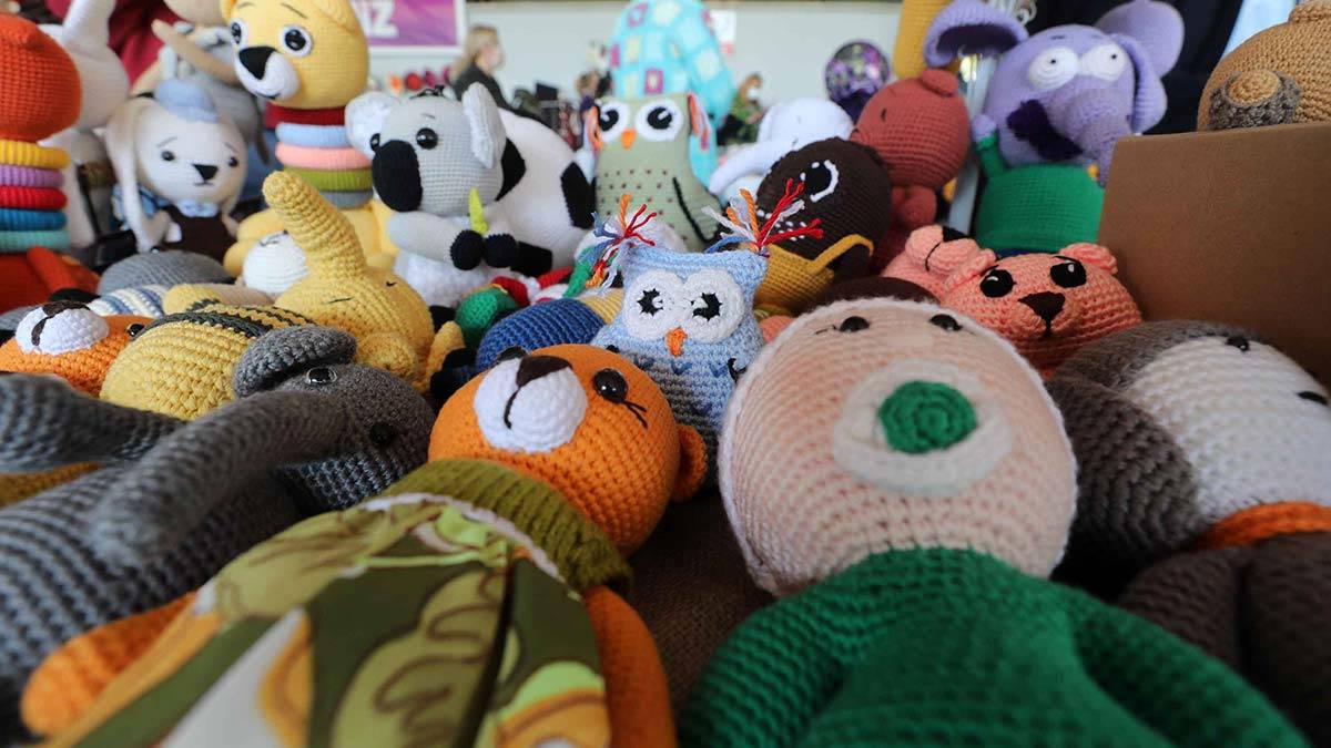 Yenimahalle Belediyesi ve Günebakanlar Kadın Kooperatifi işbirliğinde düzenlenen Kadın Emeği Pazarı’nda düzenlenen konser ile kadınlar hem eğlendi hem de ürünlerini satarak ticaret yaptı.