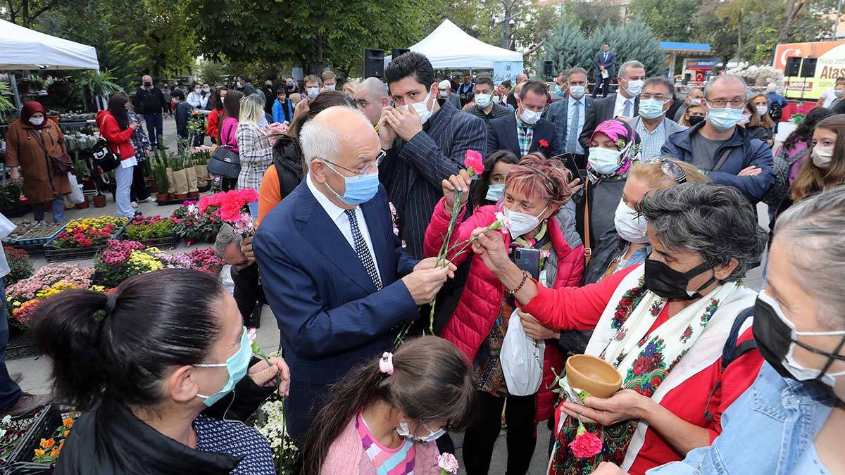 Yenimahalle Belediyesi, Ankara Çiçekçiler Esnaf Odası iş birliğinde rengarenk bir festivale imza attı. Ragıp Tüzün Parkı’nda düzenlenen Çiçek Festivali ilçe sakinlerine renkli ve keyifli bir hafta sonu yaşattı.