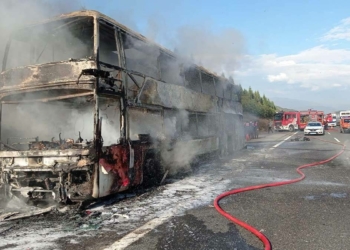 İçinde yolcu bulunmayan 2 katlı otobüs yandı