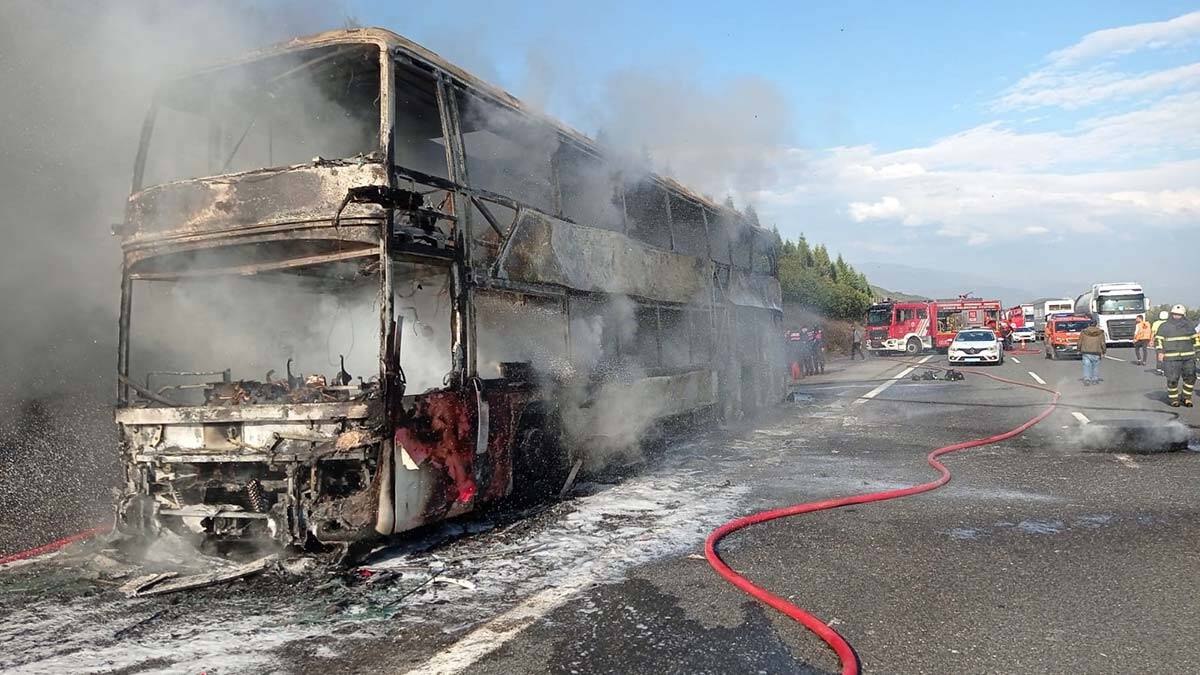İçinde yolcu bulunmayan 2 katlı otobüs yandı