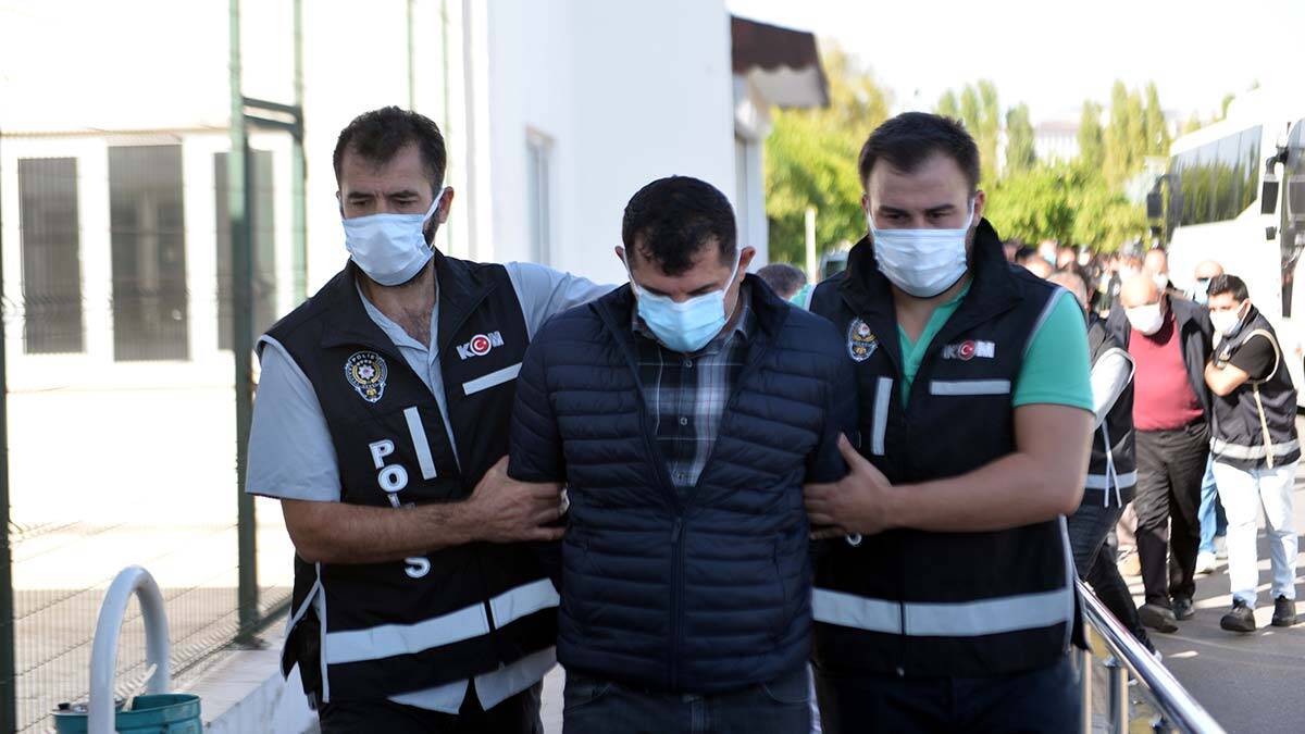 Aralarında bir gün önce görevden alınan İl Milli Eğitim Müdürü Veysel Durgun, yardımcısı Kazım Baran, şube müdürü Kemal Bayhan ve müteahhit Tevfik Taştimur’un da bulunduğu 8 kişi tutuklandı