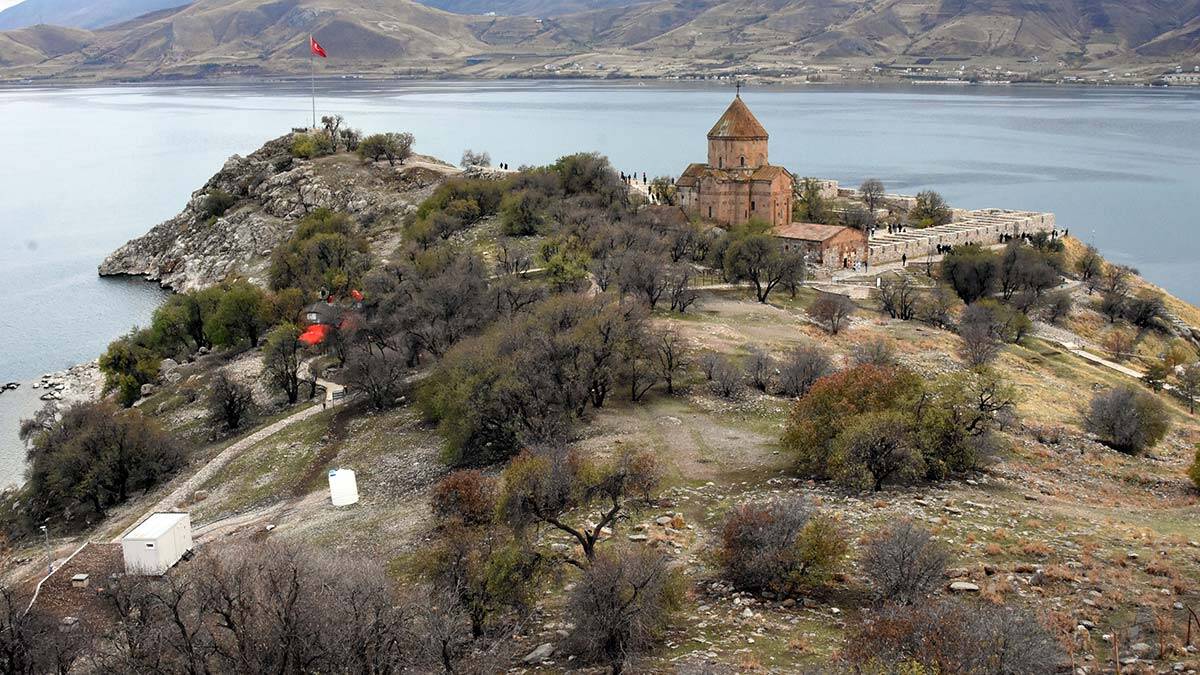 İranlı turistlerden Akdamar Adası'na yoğun ilgi