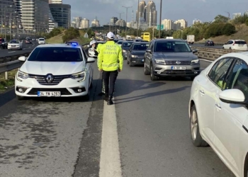 İstanbul'da çakarlı araç denetiminde 2 bin 992 lira ceza