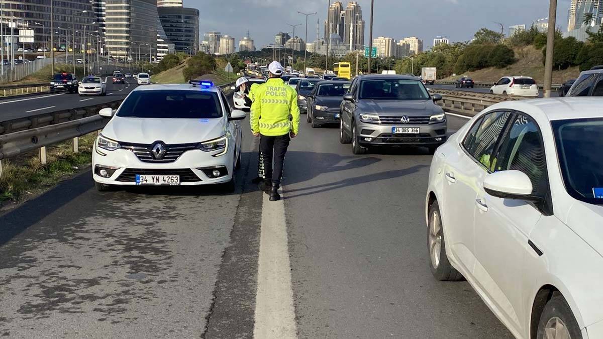 İstanbul'da çakarlı araç denetiminde 2 bin 992 lira ceza