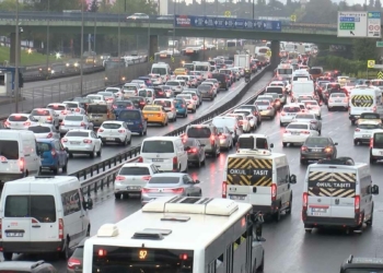İstanbul'da yağış trafiği olumsuz etkiledi