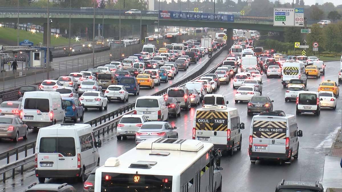 İstanbul'da yağış trafiği olumsuz etkiledi