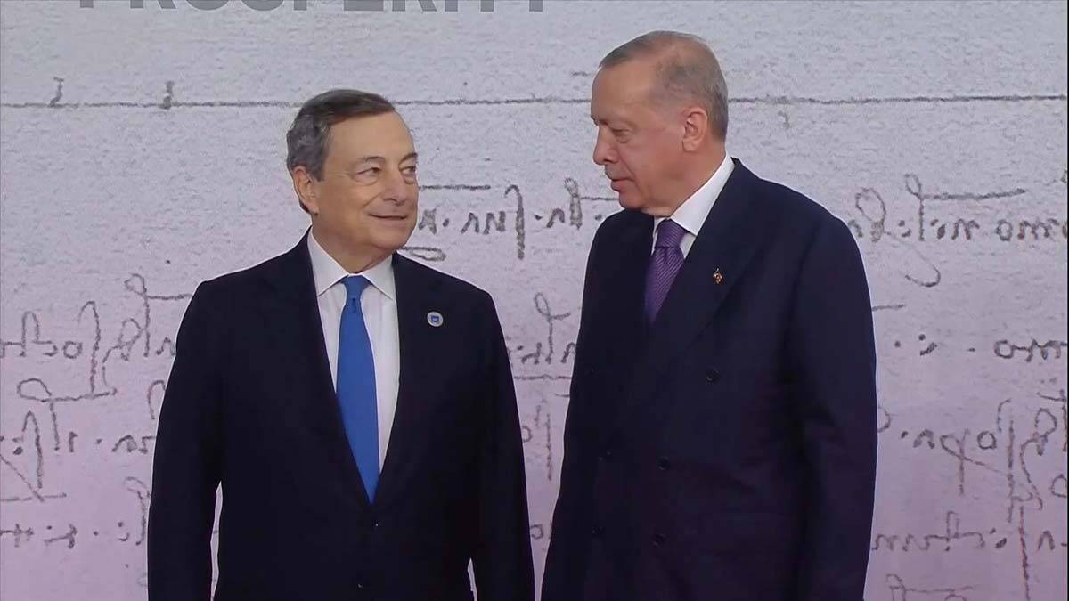 Cumhurbaşkanı Erdoğan, İtalya'da G20 Liderler Zirvesi'nde Mario Draghi tarafından karşılandı.
