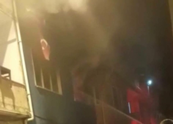 İtfaiye ekibinin Türk bayrağı hassasiyeti