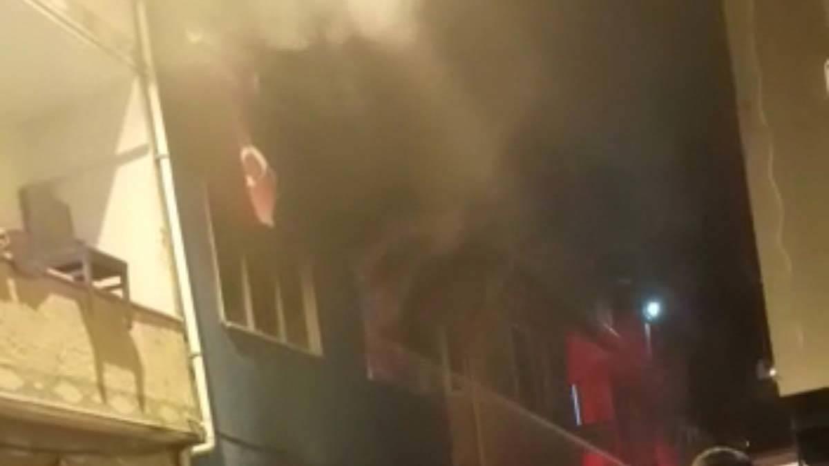 İtfaiye ekibinin Türk bayrağı hassasiyeti