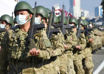 İzmir'de Cumhuriyet Meydanı'nda coşkulu kutlama