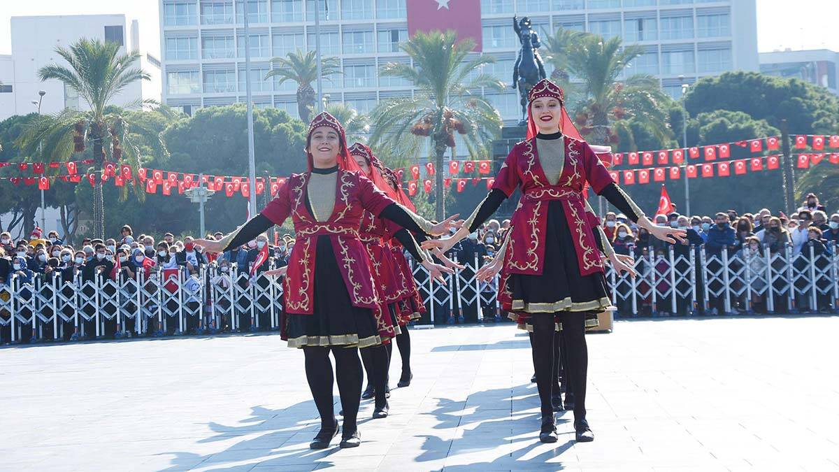 Vatandaşlar evlerinin balkon ve pencerelerini bayraklarla donattı.
