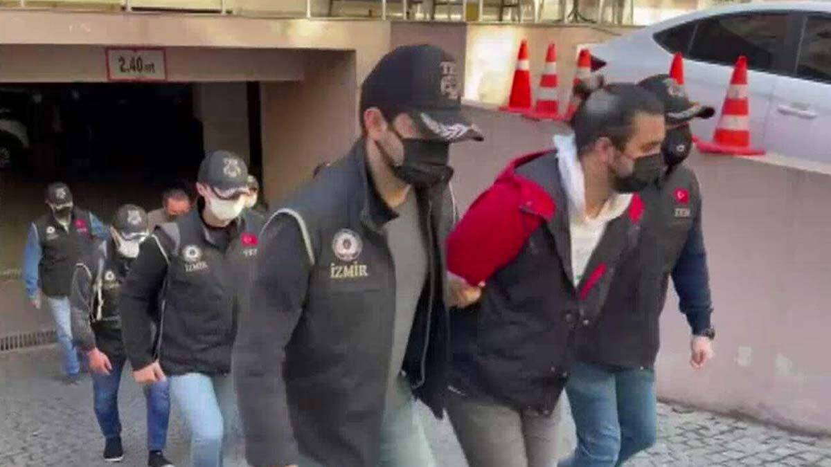 İzmir'de FETÖ'den bir yılda 1481 şüpheli tutuklandıİzmir'de FETÖ'den bir yılda 1481 şüpheli tutuklandı