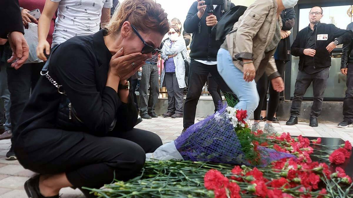 İzmir'de depremin yıl dönümünde 117 kişi anıldı