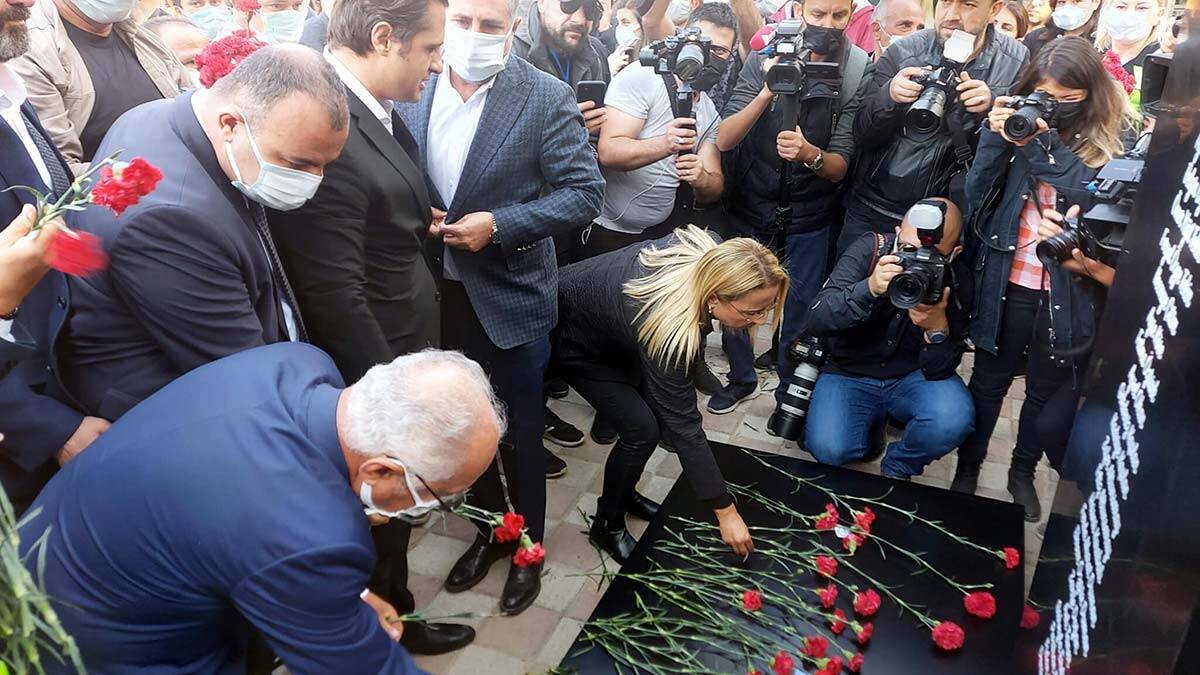 Saat 14.30’da depremde yıkılan Rıza Bey Apartmanı’na karanfil bırakıldı