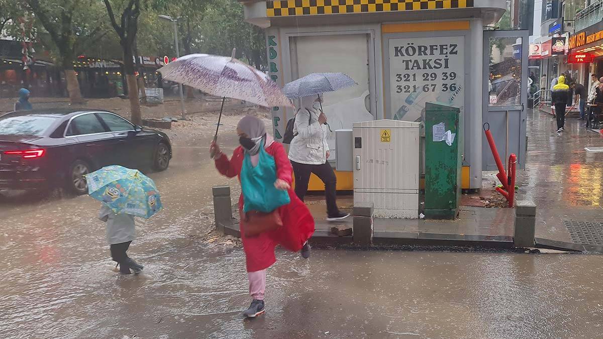 İzmit'te sağanak etkili oldu; aralıklarla sürüyor