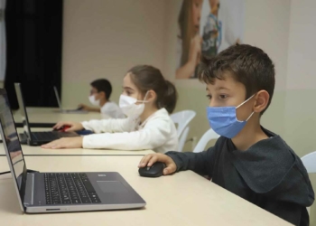 Kartallı çocuklara Robotik Kodlama Eğitimi