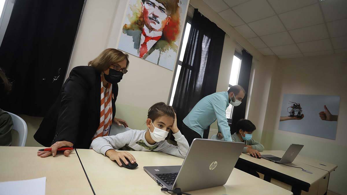 Kartallı çocuklara Robotik Kodlama Eğitimi