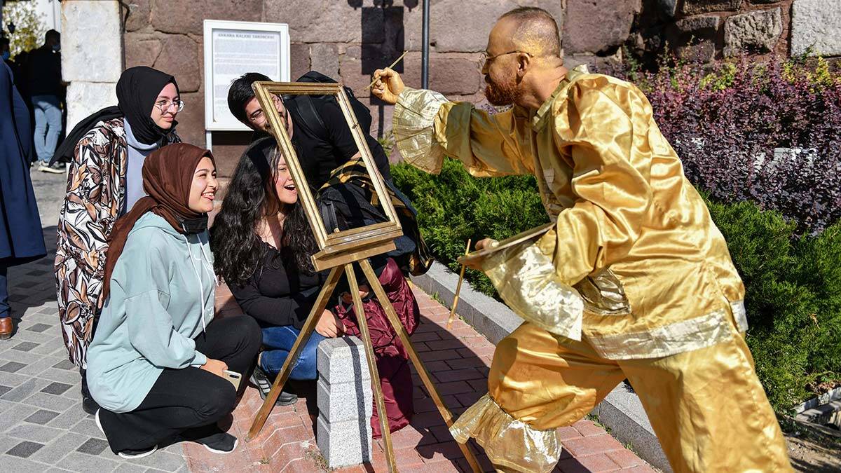 Ankara Büyükşehir Belediyesi, Ankara Valiliği İl Kültür ve Turizm Müdürlüğü, Altındağ Belediyesi, Ankara Kent Konseyi Kale Meclisi ve Kültür Sanat Çalışma Grubu’nun da katkılarıyla düzenlenen ve 3 gün süren etkinliğe, 7’den 70’e vatandaşlar yoğun ilgi gösterdi.