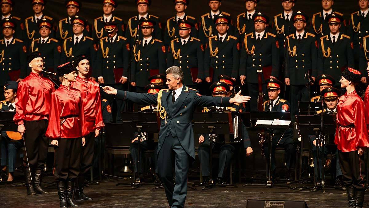 Haluk Levent ve Aleksandrov Rus Kızılordu konseri büyüledi