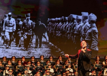 Haluk Levent ve Aleksandrov Rus Kızılordu konseri büyüledi
