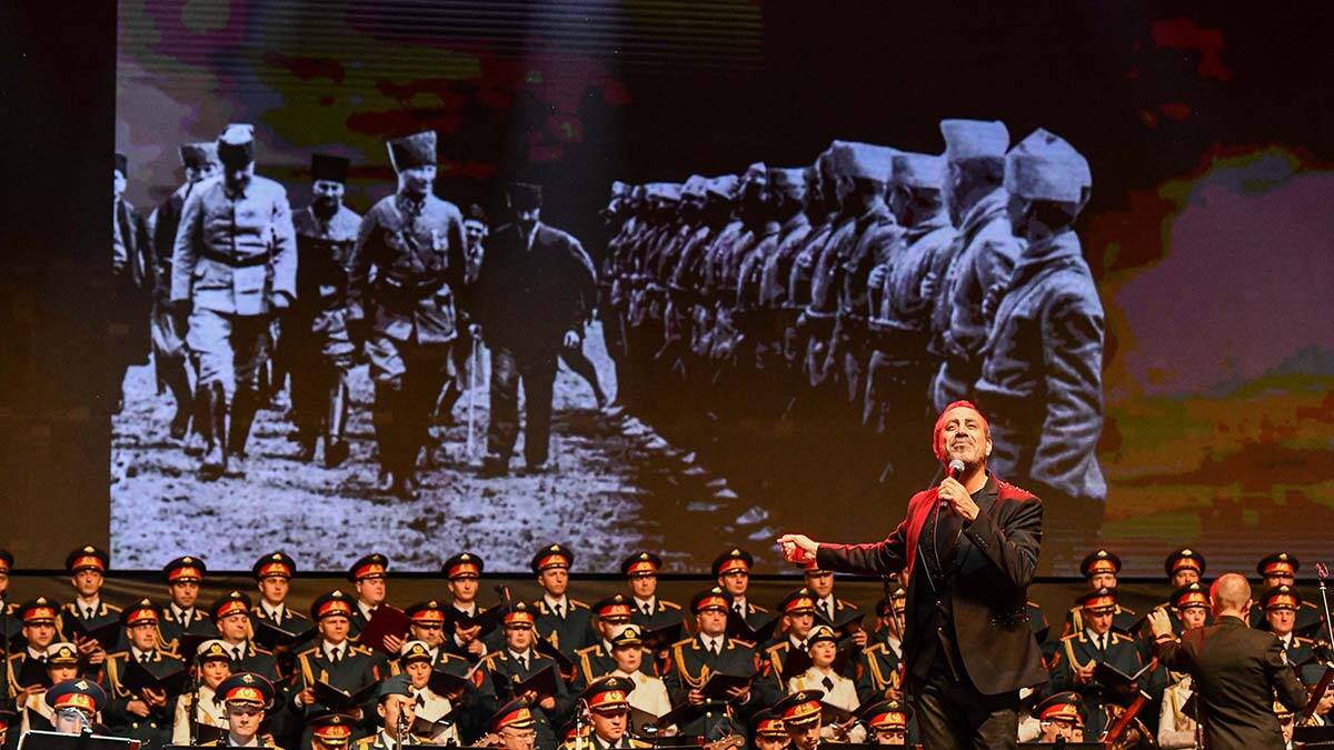 Haluk Levent ve Aleksandrov Rus Kızılordu konseri büyüledi