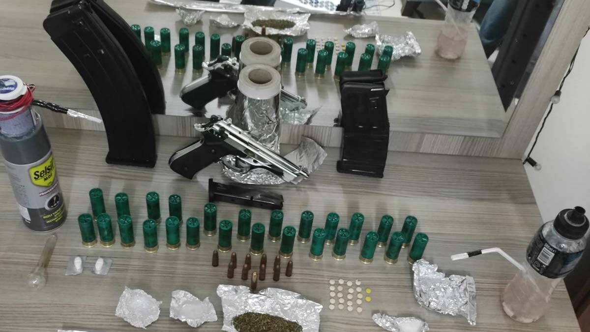 Kaçan sürücünün evinden uyuşturucu ve silah çıktı