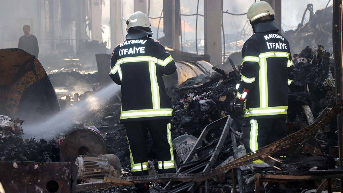 Kağıt fabrikasında yangın 6 saatte söndürüldü