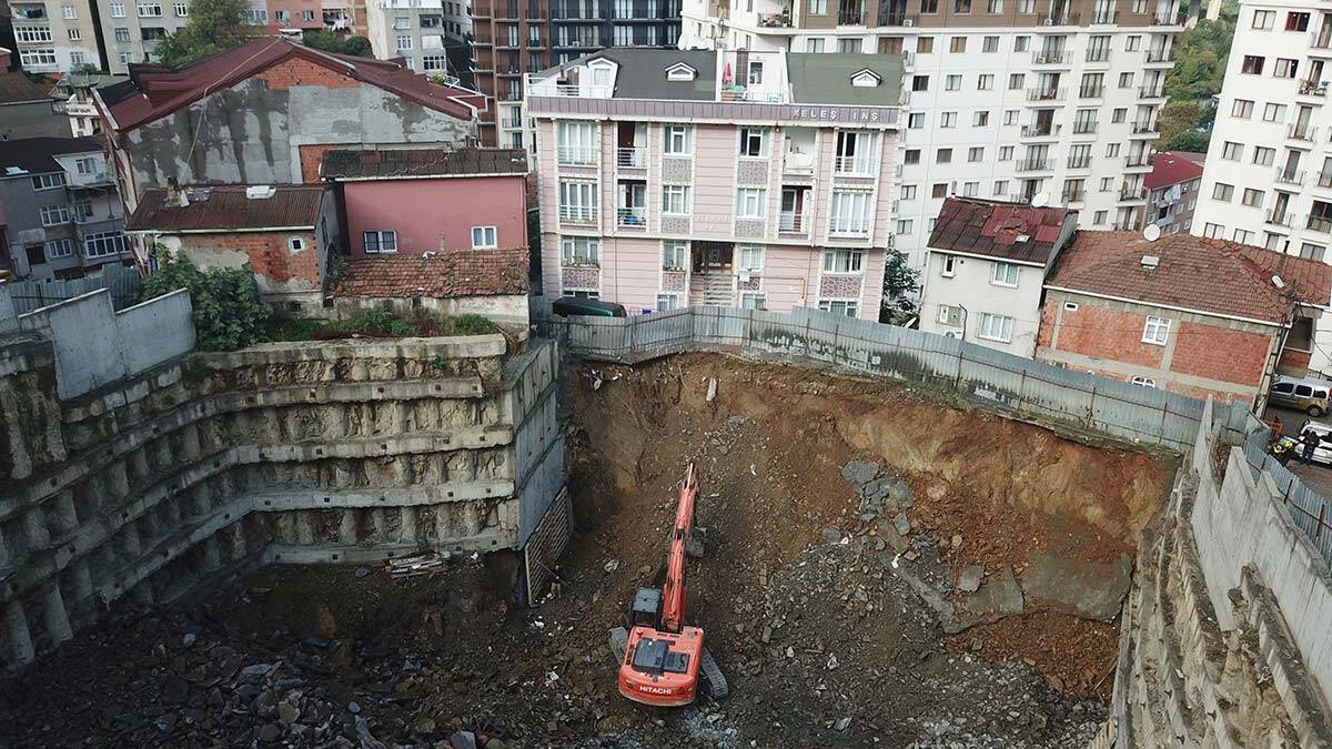 Kağıthane'de istinat duvarı çöktü